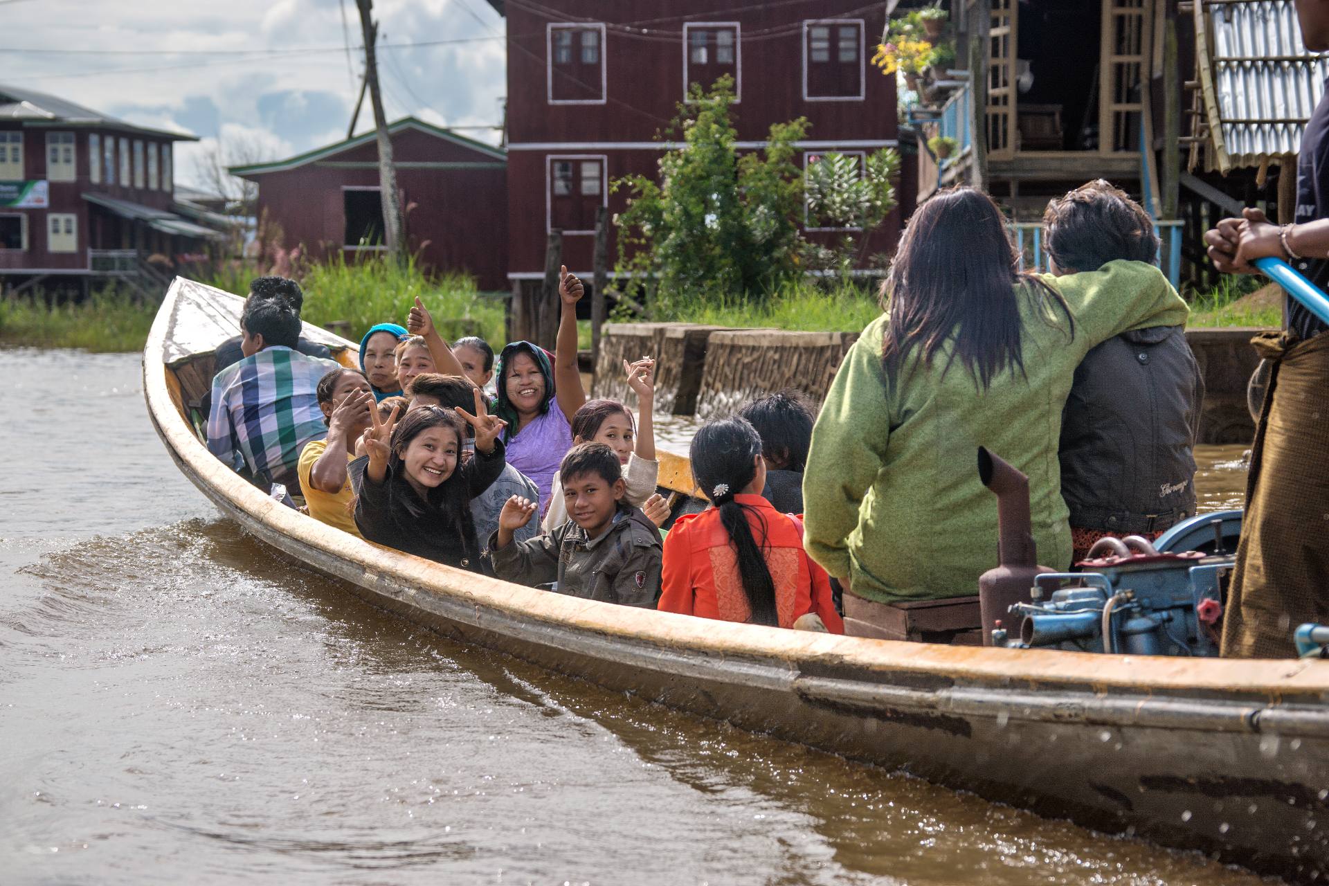 Bootsfahrt durch Ywama - die Einheimische sind stets äußerst freundlich